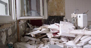 Демонтаж хрущевки в Коломне - удаление старых полов и стен по выгодной цене от 1745 рублей.